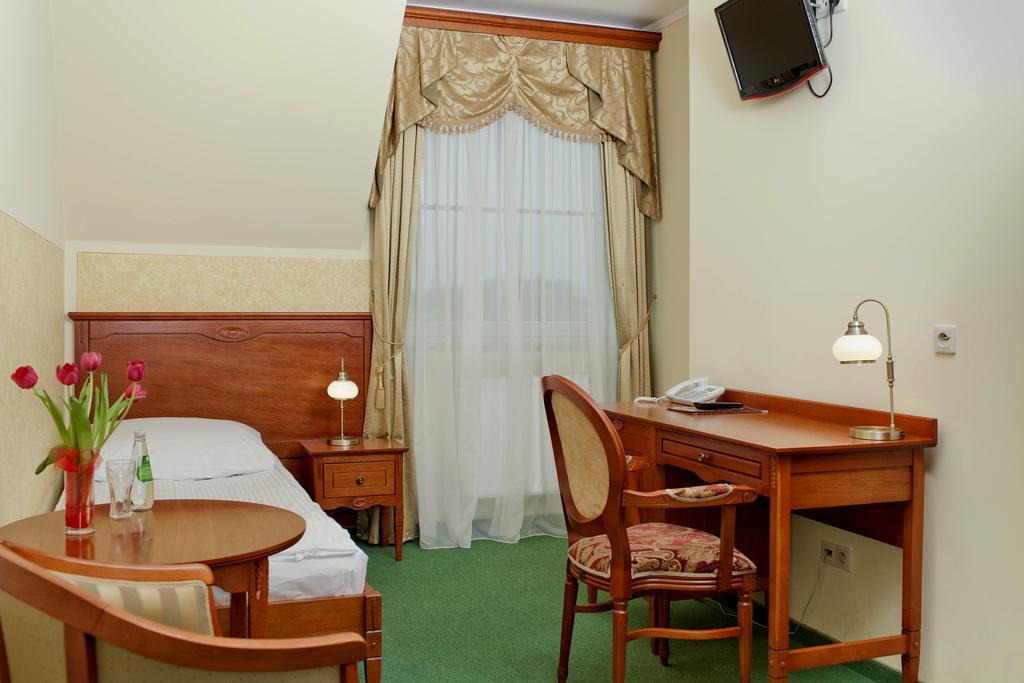 Senator Gran Via Hotel Będziemyśl Kültér fotó